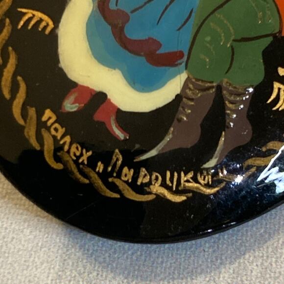 Vintage Hand-Painted and Signed Palekh Russian Wood & Black Lacquer Brooch EUC - Picture 4 of 4